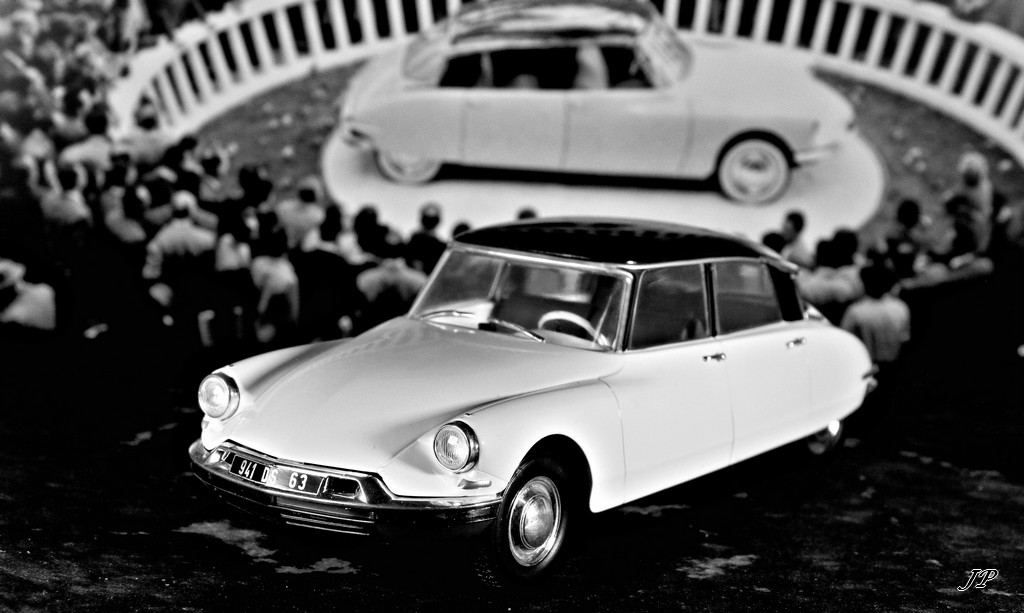 Citroën DS 1955 DS 19 au salon de l'auto de Paris - 1955 (série presse sud américaine "de Salvat" - Cream & Black - échelle 1:24) Img_2758