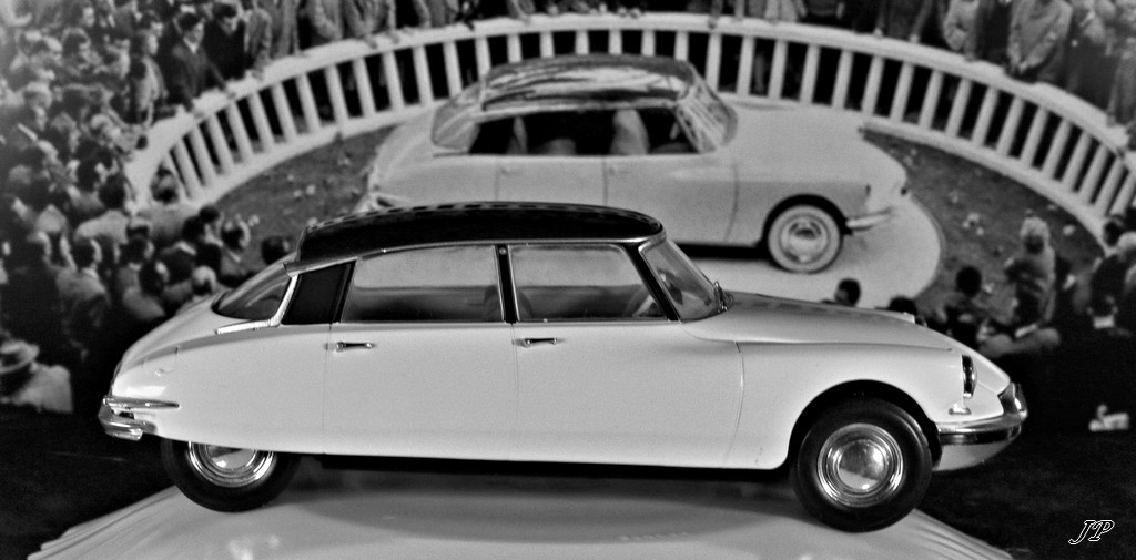 Citroën DS 1955 DS 19 au salon de l'auto de Paris - 1955 (série presse sud américaine "de Salvat" - Cream & Black - échelle 1:24) Img_2810