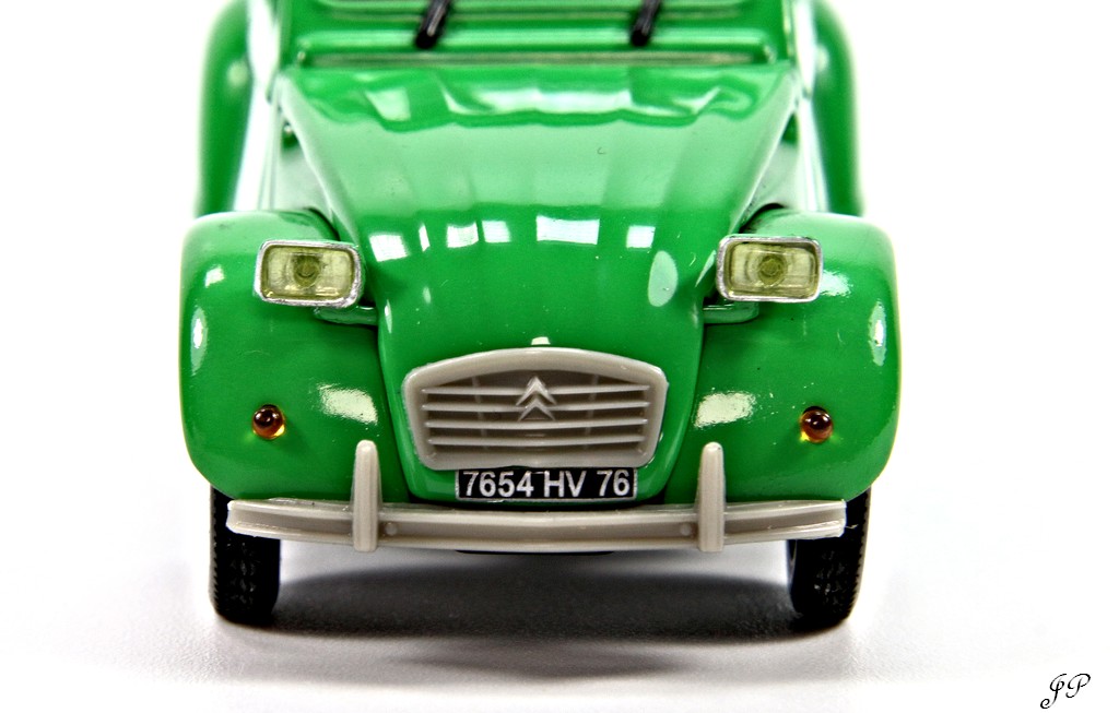 Citroën 2CV 1957 Pompiers by Norev (Red - échelle 1:54) & Citroën 2CV 6 1975 by Norev (Green - échelle 1:43) Img_3057