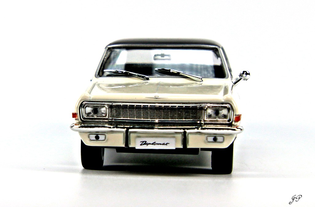 Opel Diplomat 1964 by Eaglemoss/Ixo (Collection Opel - White & Black - échelle 1:43) Img_3477