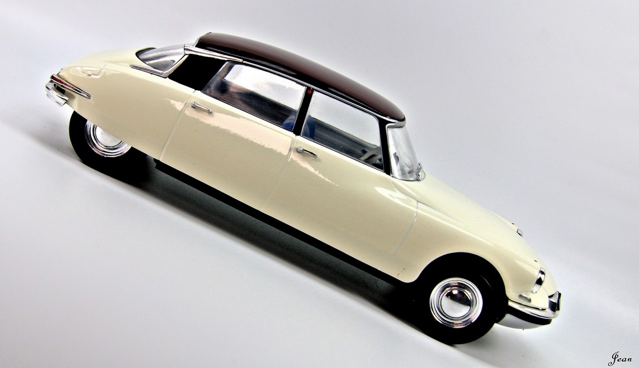 Citroën DS 1955 DS 19 by Ixo (série presse sud américaine "de Salvat" - Cream & Black - échelle 1:24) Img_3723