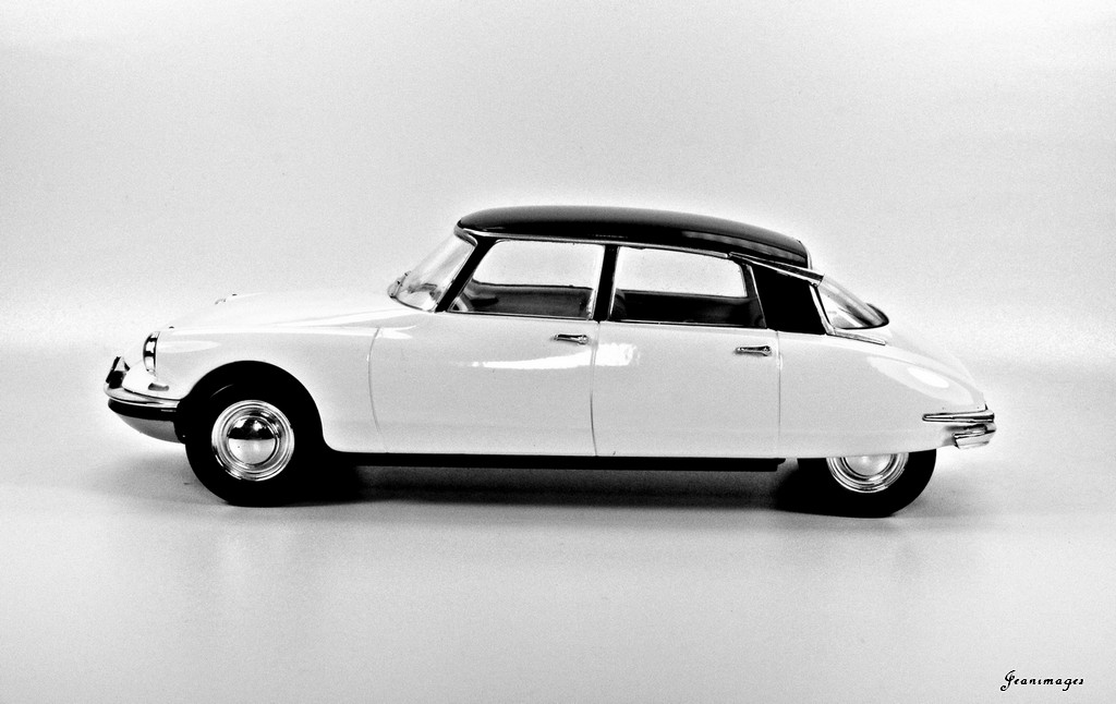 Citroën DS 1955 DS 19 by Ixo (série presse sud américaine "de Salvat" - Cream & Black - Photos N/B - échelle 1:24) Img_4836