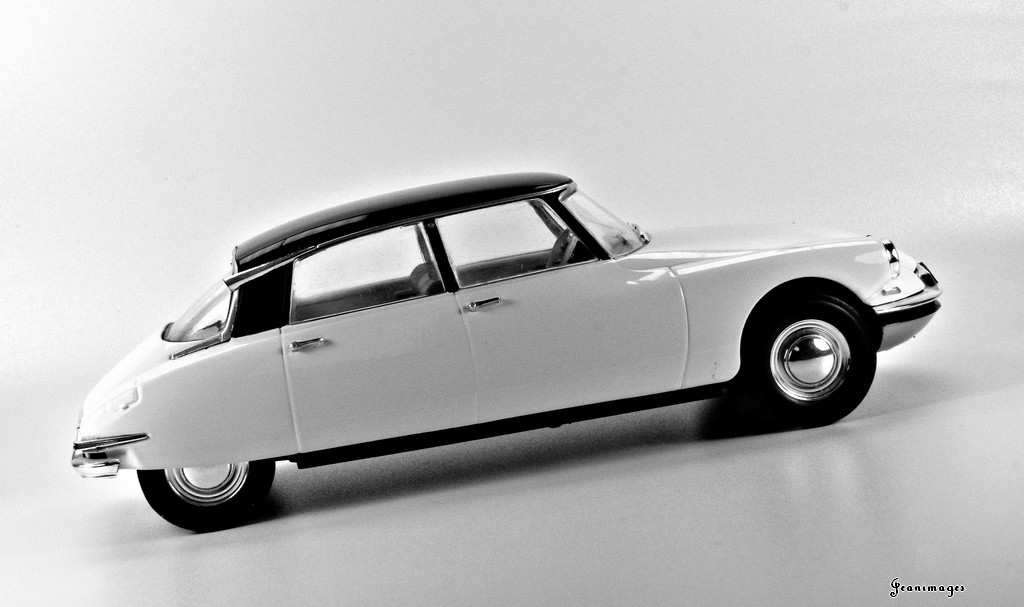 Citroën DS 1955 DS 19 by Ixo (série presse sud américaine "de Salvat" - Cream & Black - Photos N/B - échelle 1:24) Img_4839