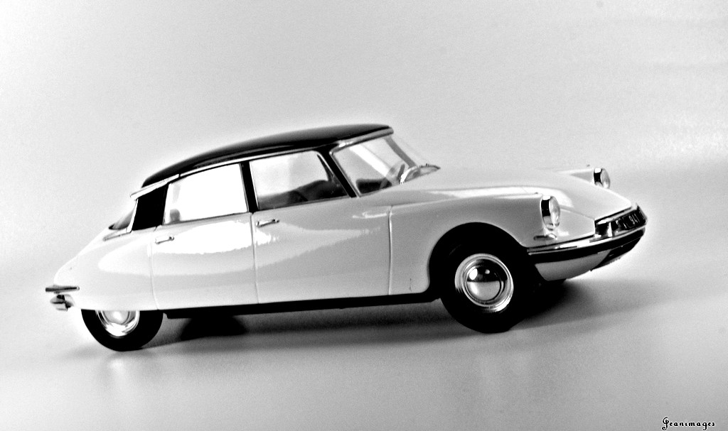 Citroën DS 1955 DS 19 by Ixo (série presse sud américaine "de Salvat" - Cream & Black - Photos N/B - échelle 1:24) Img_4840