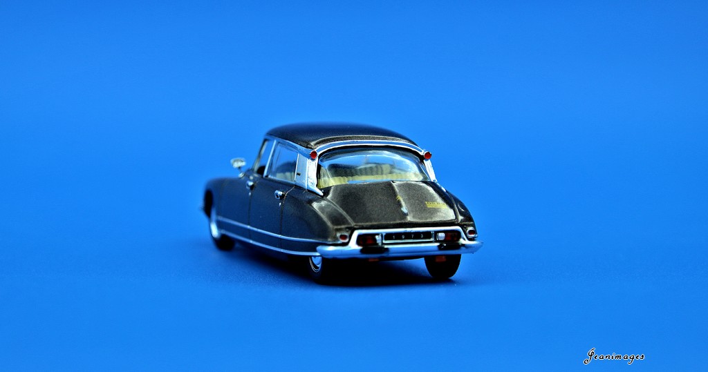 Citroën DS 1973 DS 20 Injection by Universal Hobbies (Brown Met - échelle 1:43) Img_5512