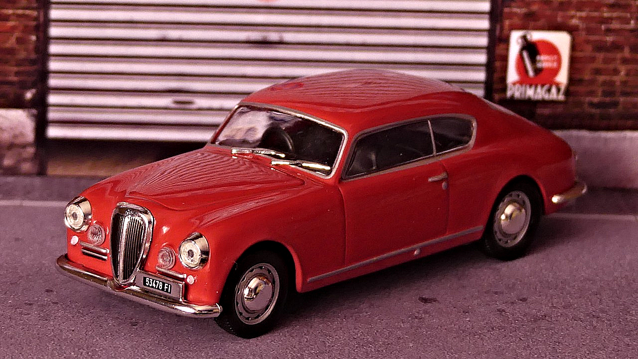 Lancia Aurelia 1953 by Ixo ( RBA Italie - Red - échelle 1:43) P1010523