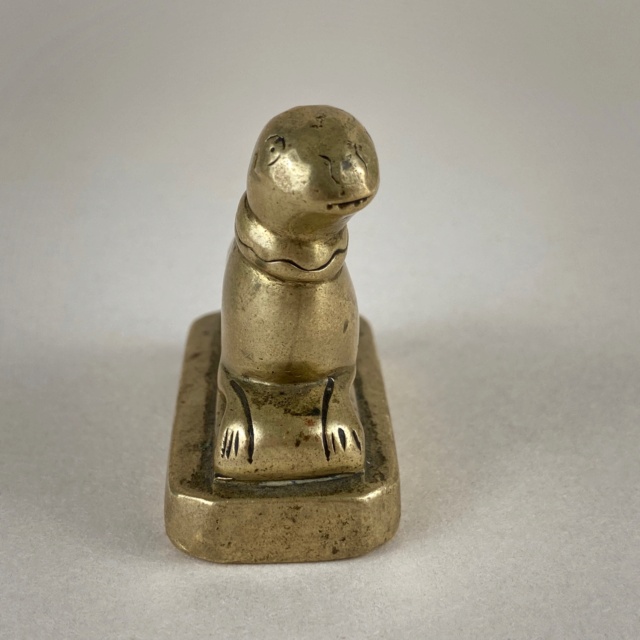 Petite statuette d'un curieux animal en métal (bronze - laiton) ?  Img_1210