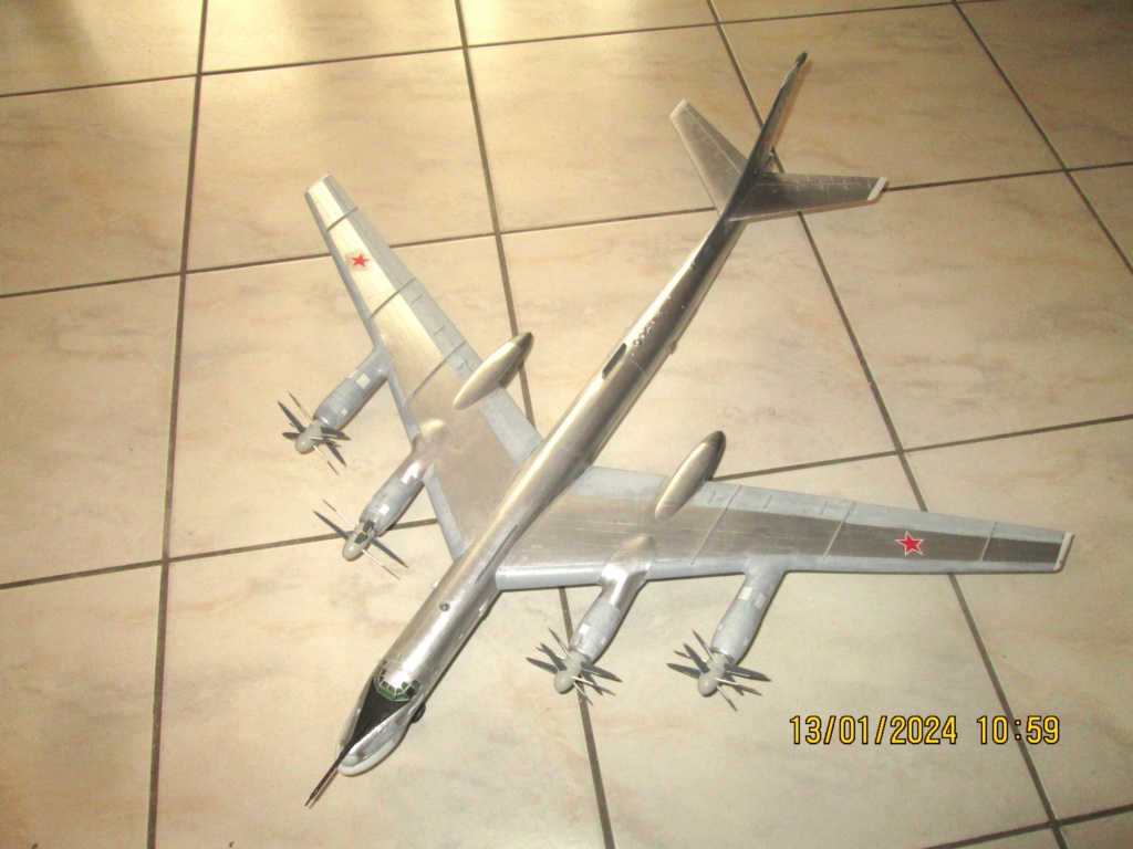 1/72 - TUPOLEV TU95 BEAR - TRUMPETER - MONTAGE TERMINE - Page 4 Img_8751