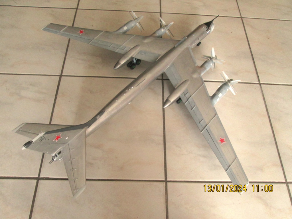 *1/72   Tupolev 95 Bear    Trumpeter - Page 4 Img_8752