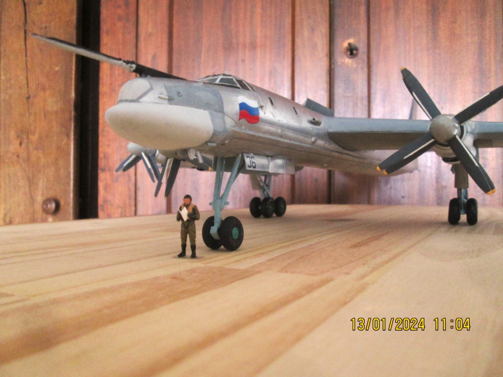 *1/72   Tupolev 95 Bear    Trumpeter - Page 4 Img_8755