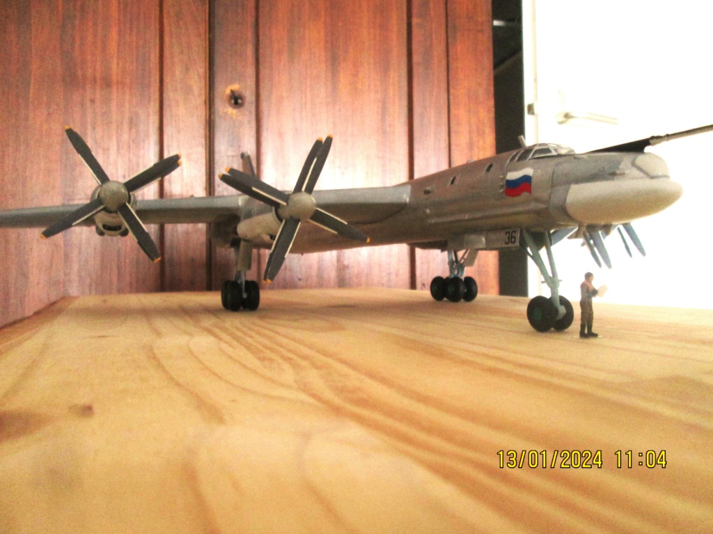 *1/72   Tupolev 95 Bear    Trumpeter - Page 4 Img_8757
