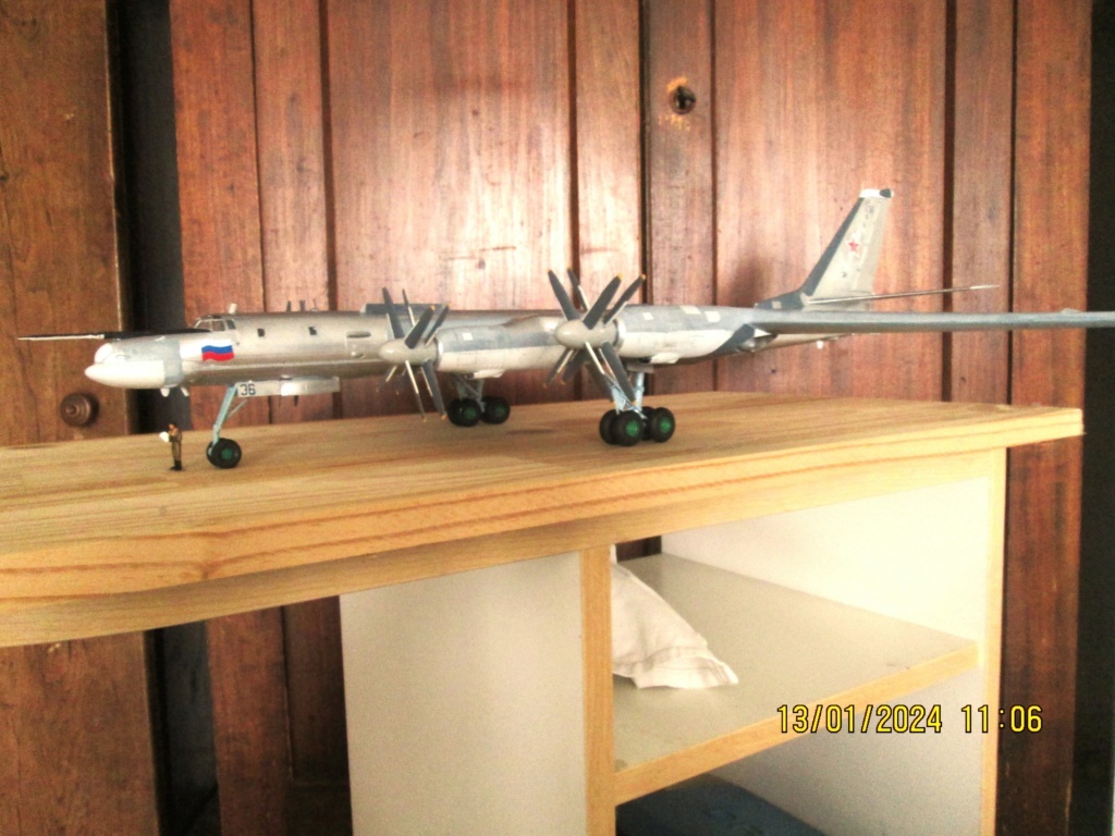 *1/72   Tupolev 95 Bear    Trumpeter - Page 4 Img_8759