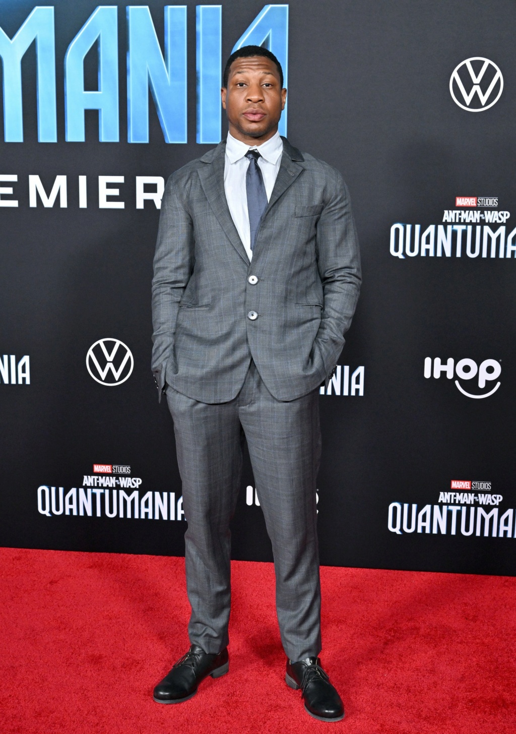 ¿Cuánto mide Jonathan Majors? - Real Height Jonath10