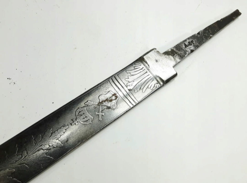 Une lame d'épée étrange 33041010