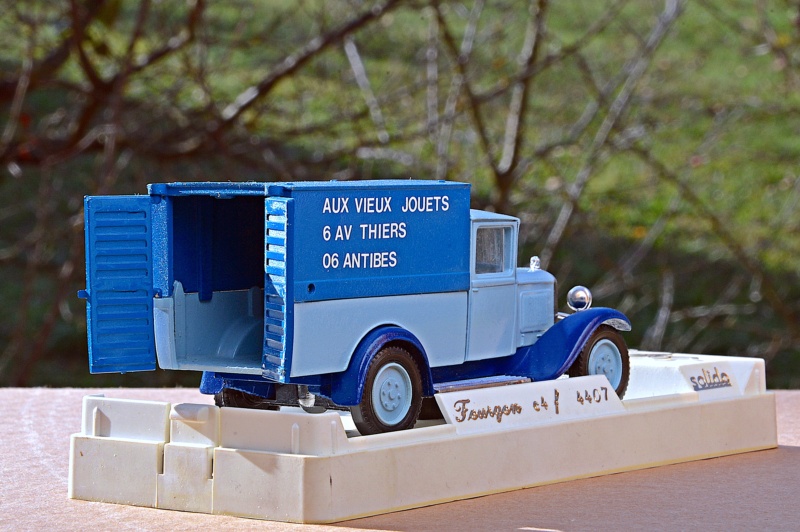 Citroën, fourgons et voitures de livraison C4 et leurs reproductions en miniature - Page 4 Mma310
