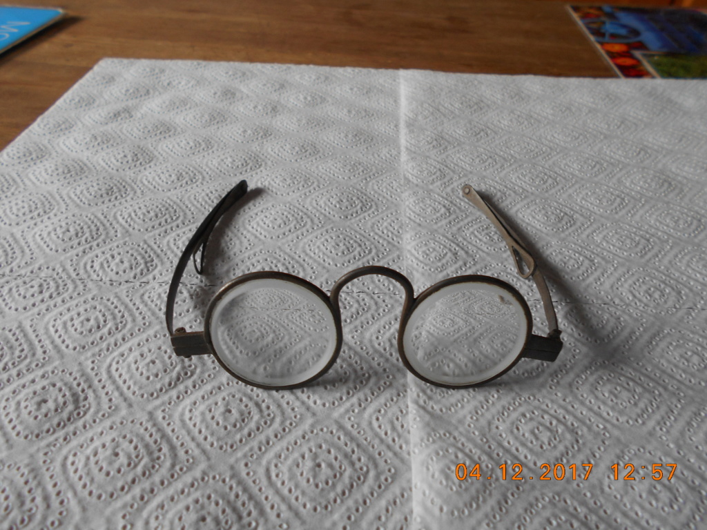 Une paire de lunettes de 1750. Lunett18