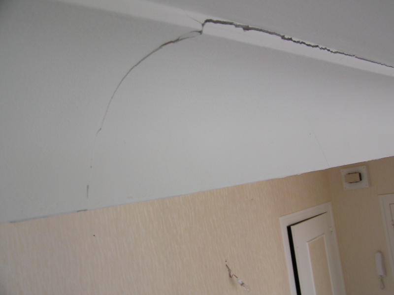 Recoller une corniche en plâtre fissurée ??? Cornic14