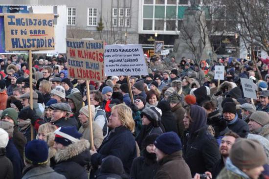 Тысячи жителей Рейкъявика вышли на антиправительственную демонстрацию 710
