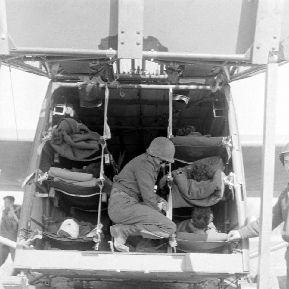 Décollage d'un planeur en l'accrochant à l'aide d'une perche et d'un C47. 33800312