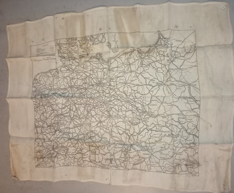 Carte en soie provenant d'un avion tombé en Normandie en 1943 420
