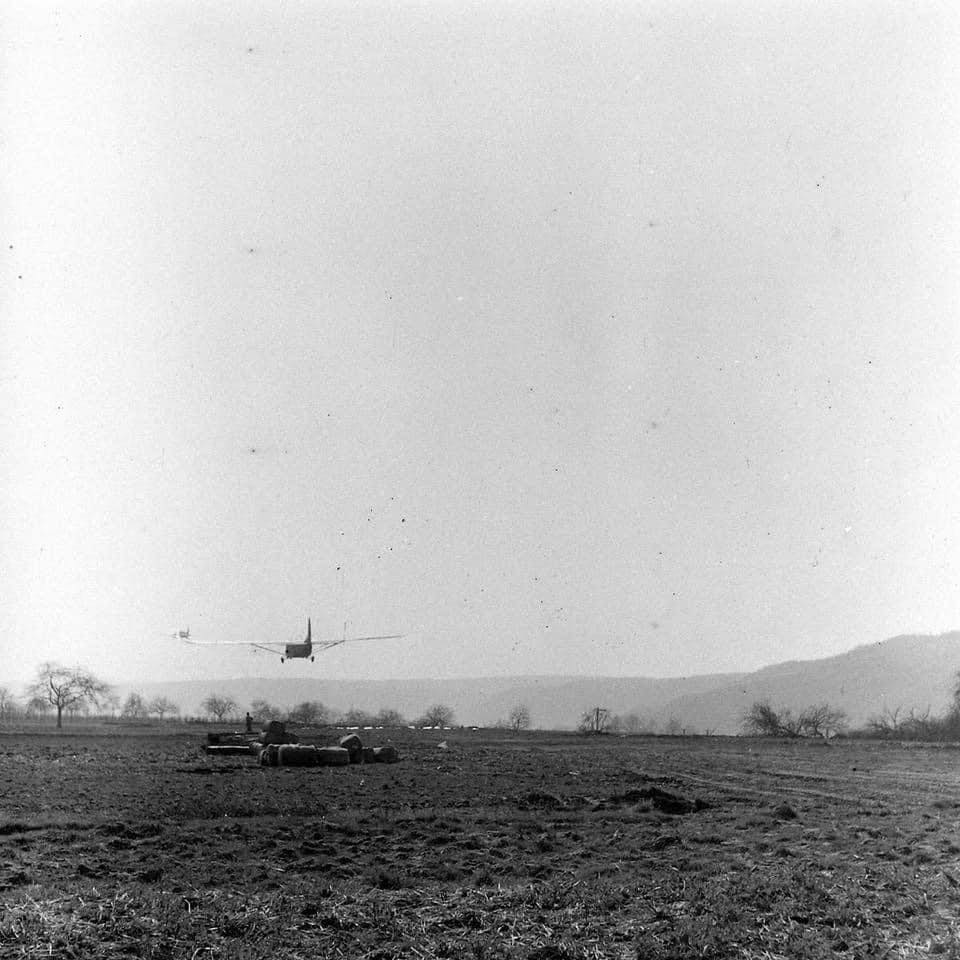 Décollage d'un planeur en l'accrochant à l'aide d'une perche et d'un C47. 422