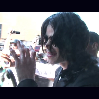 Nouvelles photos: Michael Jackson fait du shopping Em_jay10