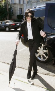 Nouvelles photos: Michael Jackson fait du shopping Michae11