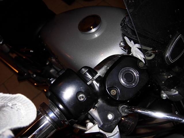 TUTOS. 2 : Changement des leviers sur un 883 (2005). Swing Macani14