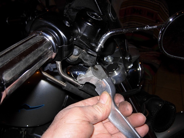 TUTOS. 2 : Changement des leviers sur un 883 (2005). Swing Macani15