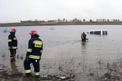 Trop confiant dans son GPS, un conducteur polonais finit au fond d’un lac Un-con10