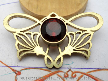 Pendentif or ajouré avec un grenat super facetté de 10 mm Vera611