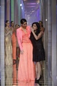 Kareena Kapoor At LFW 2013 Grand Finale - Страница 2 K0xkty10