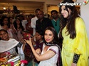Karisma Kapoor At Archana Kochhar's Store Kas09019