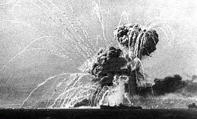 L’attaque du port de Bari par la Lufwaffe 1943  Bari610