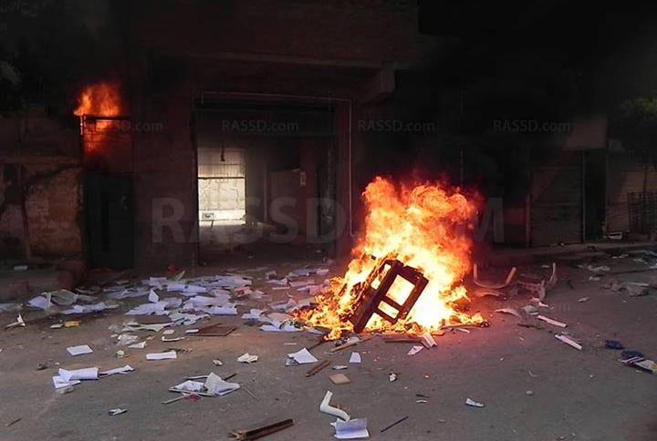مصر تحترق: مراكز الشرطة والكنائس في مرمى النيران، الاخوان يسيطرون على ميادين جديدة للاعتصام  ومقتل 5 من الشرطة 94570918