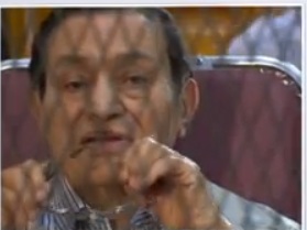 بالفيديو .. حسني مبارك يلوح لمؤيديه من داخل القفص ...  96887744