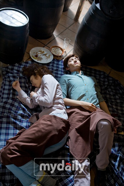 Max Changmin y Lee Yeon Hee pasan la noche juntos en Paradise Meadow 359