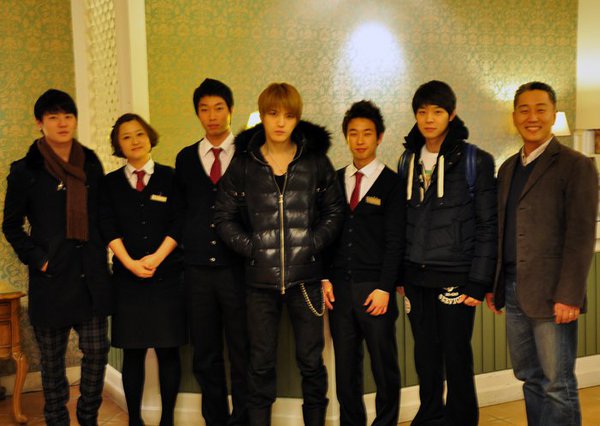 [Foto] JYJ con el personal en sus habitaciones de fotografía de escenas   Jyjn10