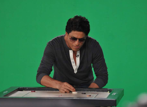 Shah Rukh Khan joue au carrom pendant les  pauses Srk3_111