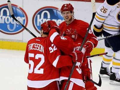 RED WINGS TWO PERIOD GOALS IN THE FIRST THE DIFFERENCE DETROIT BEATS THE SABRES 2-1 Red_wi10