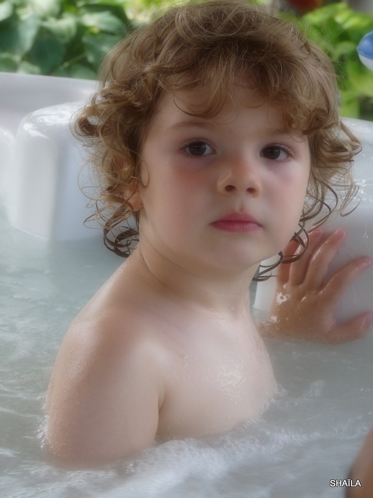 voici la petite séance de photo de mon petit fils Arnaud dans le spa! P1400612