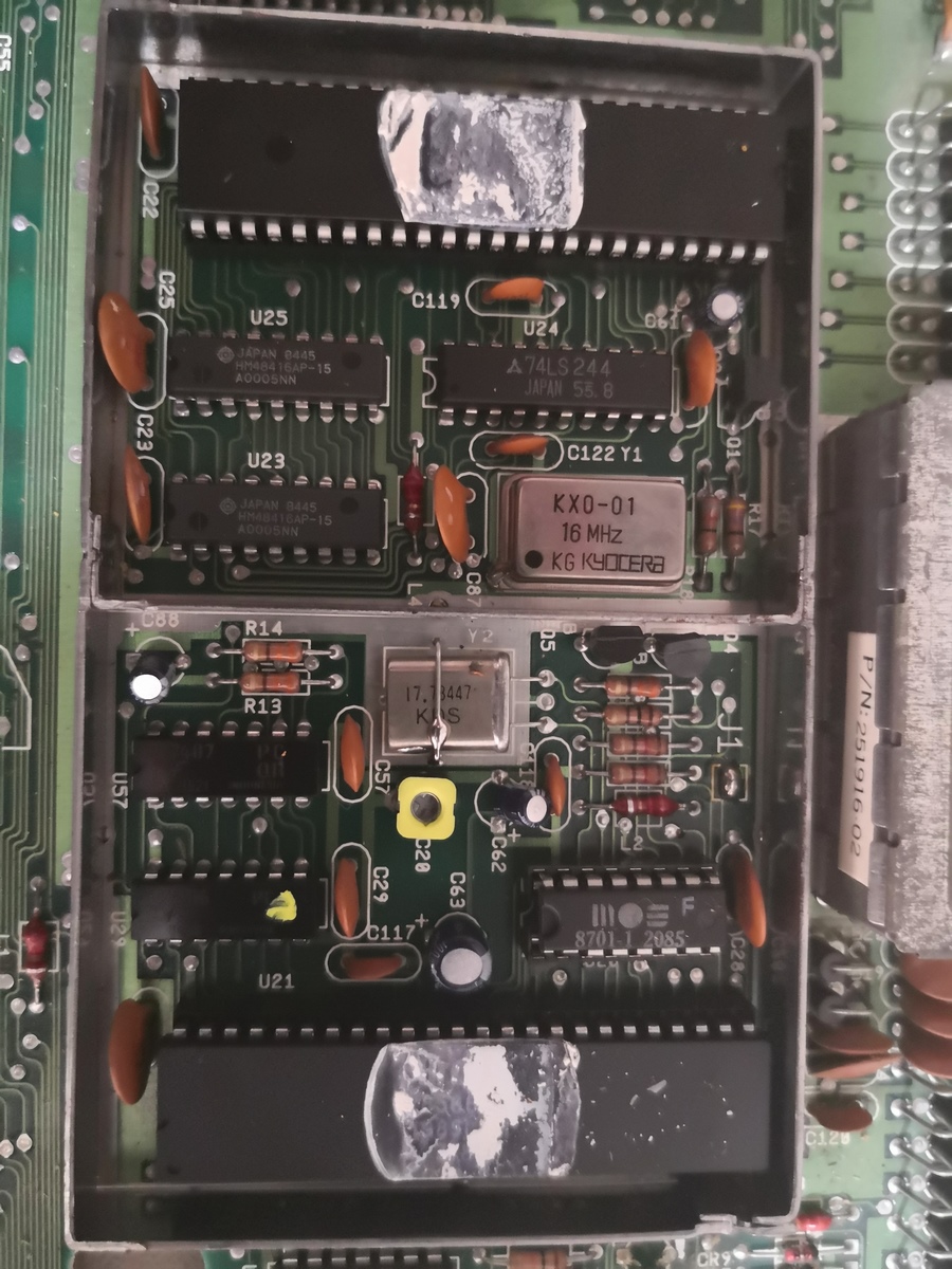Un Commodore 128 et 64 à retaper...Un peu paumé. Img_2018