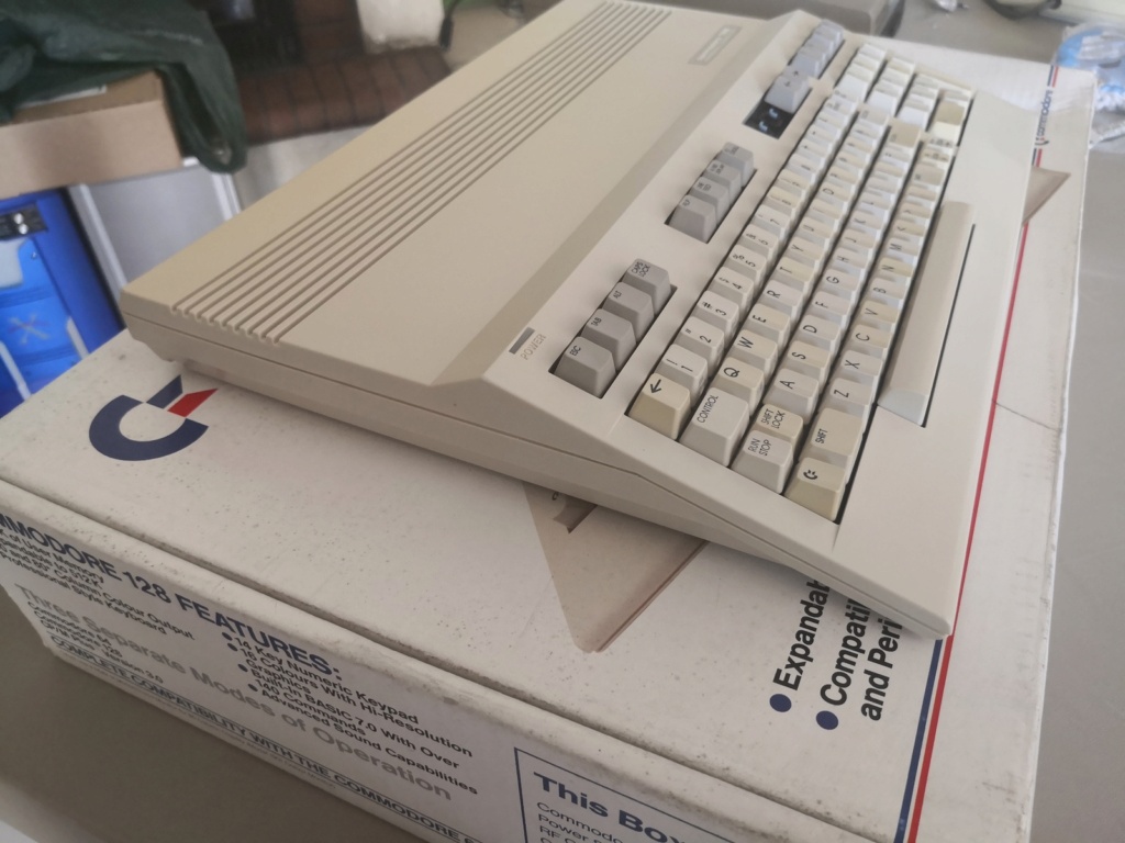 Un Commodore 128 et 64 à retaper...Un peu paumé. Img_2030