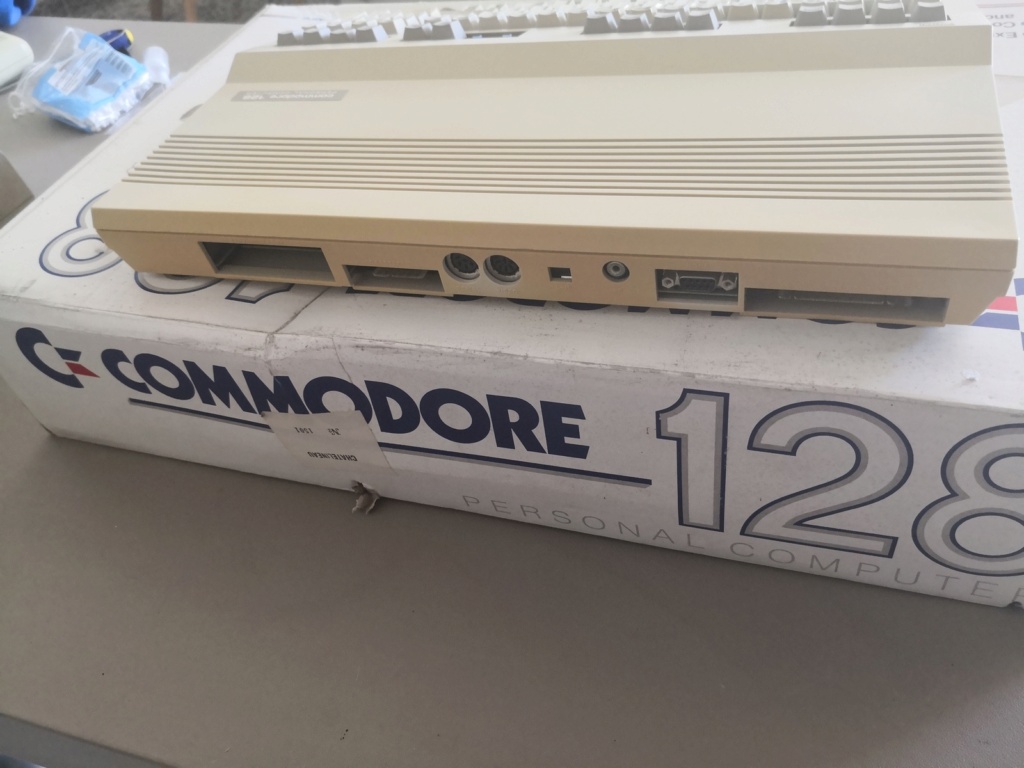 Un Commodore 128 et 64 à retaper...Un peu paumé. Img_2031