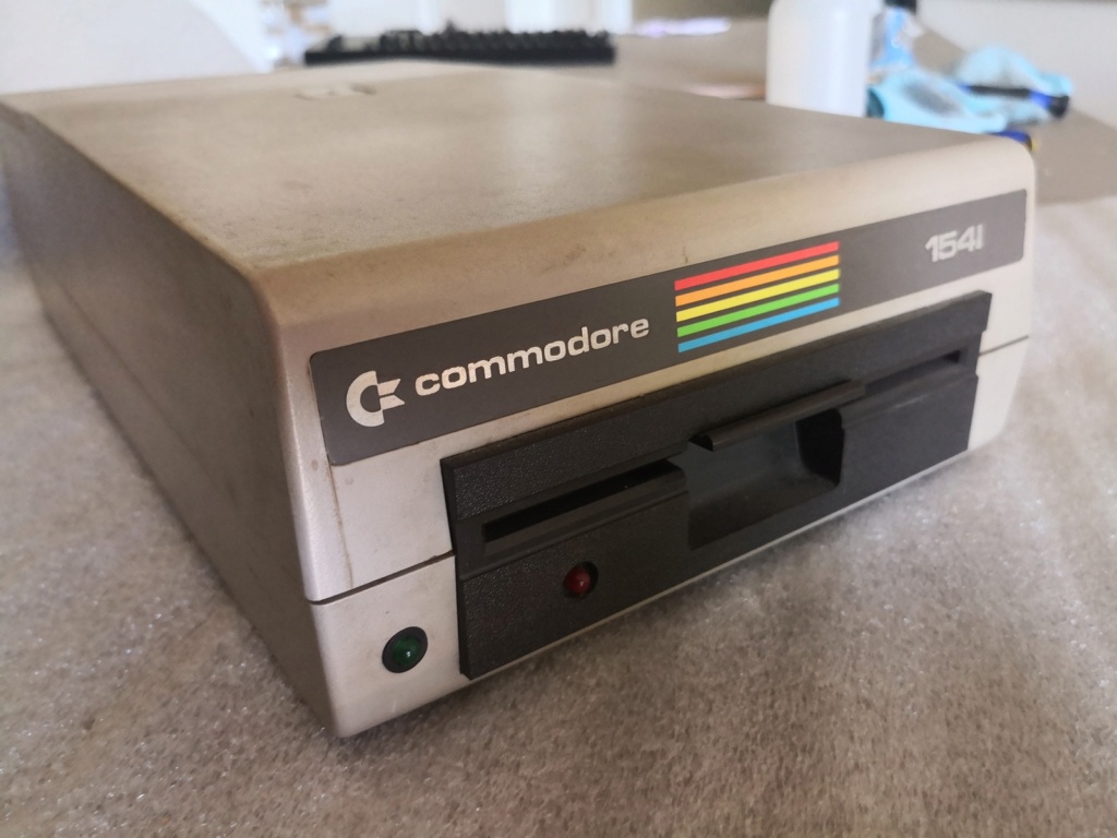 Un Commodore 128 et 64 à retaper...Un peu paumé. Img_2038