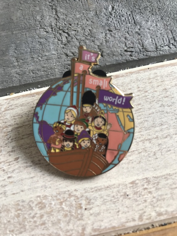 Pins cast member it’s a small world 50 ans 39278c10