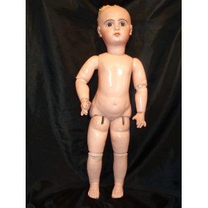 Qui pourrait m'aider a trouver la  marque de cette poupée ? Poupee11