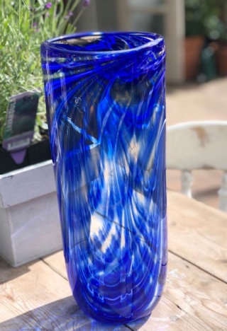 please can anyone identify this beautiful glass vase ? Img_1511