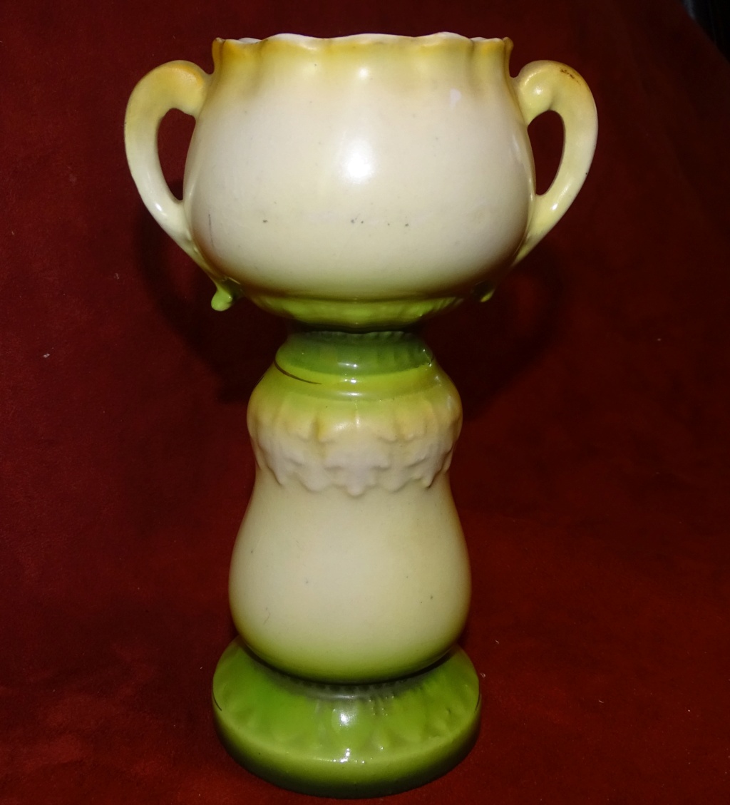 Does  this small Jardiniere have any age 0343e10