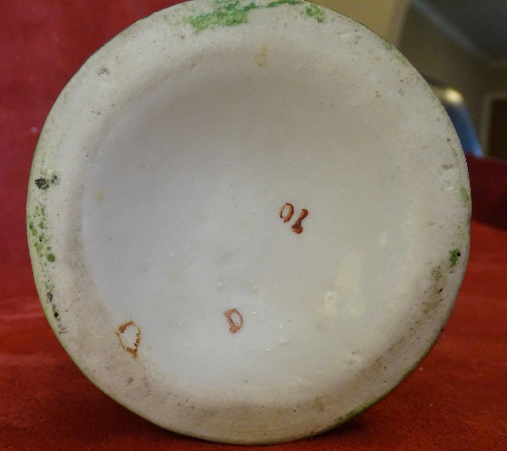 Does  this small Jardiniere have any age 0343g10